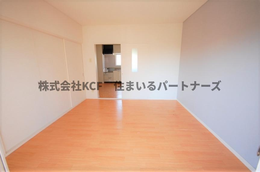 シェル幹のエントランス|明るい洋室です
