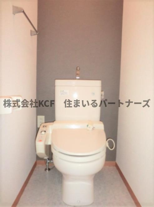 リビングタウン小森野壱番館D棟のトイレ|落ち着いた色調のトイレです