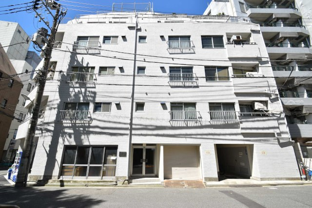 【外観】 | ダイアパレス五反田 | 青空によく映える建物です。手入れの行き届いた外壁やマンション正面エントランスなど、綺麗な姿をぜひ一度、現地にてご覧ください。～即日のご見学可能～　お問合せはお気軽にどうぞ。