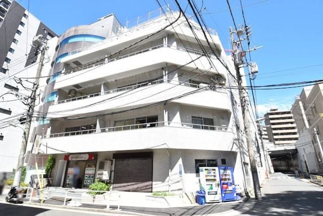 【外観】 | ダイアパレス五反田 | 青空によく映える建物です。手入れの行き届いた外壁やマンション正面エントランスなど、綺麗な姿をぜひ一度、現地にてご覧ください。～即日のご見学可能～　お問合せはお気軽にどうぞ。