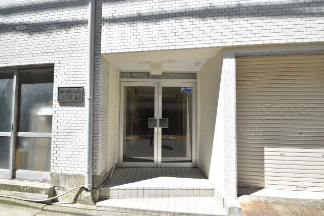 【エントランス】 | ダイアパレス五反田 | お客様を、そして住人を出迎えてくれるマンションのエントランス。ゴミが落ちていないことからも、管理状態の良さや住民の節度の高さが見て取れます。～即日のご見学可能～　お問合せはお気軽にどうぞ。