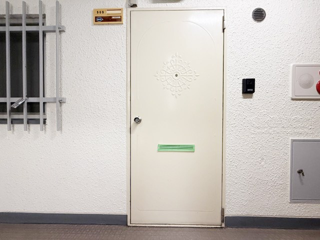 【その他共用部分】 | ダイアパレス五反田 | 皆様をお迎えする、お部屋の玄関ドア。開けやすさや開放角度、ドアノブの操作しやすさや鍵の形状などを、現地で一度ご確認ください。～即日のご見学可能～　お問合せはお気軽にどうぞ。
