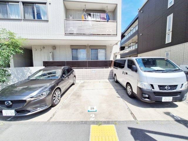 メゾン湘南江の島の駐車場