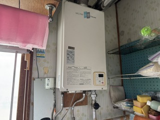 興津２丁目　売家の発電・温水設備|ガスボイラーです。