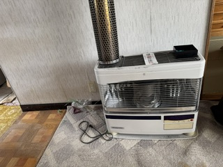 興津２丁目　売家の冷暖房・空調設備|居間ストーブです。