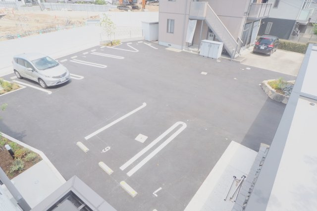 ラウンドヒルズＫの駐車場