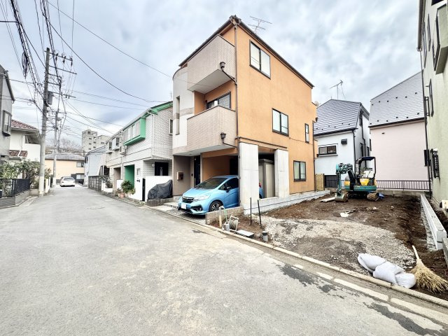 杉並区上高井戸１丁目の新築一戸建の前面道路含む現地写真
