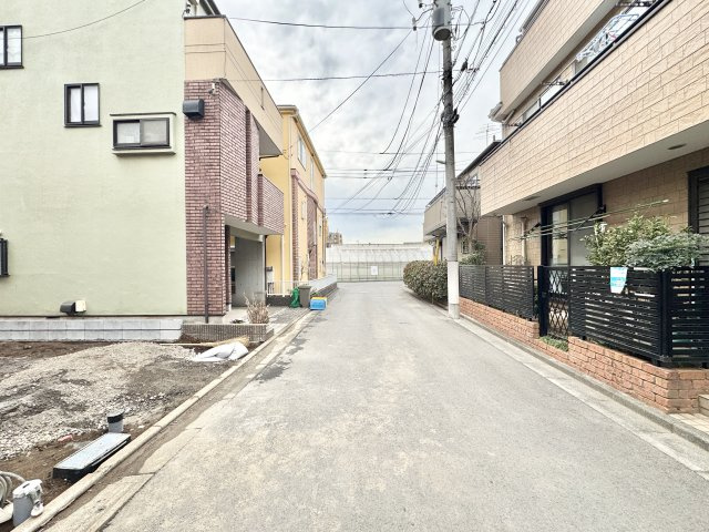 杉並区上高井戸１丁目の新築一戸建の前面道路含む現地写真