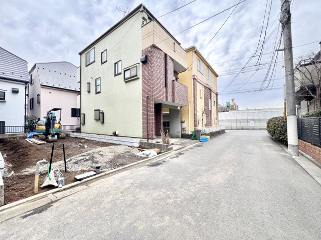 杉並区上高井戸１丁目の新築一戸建の前面道路含む現地写真