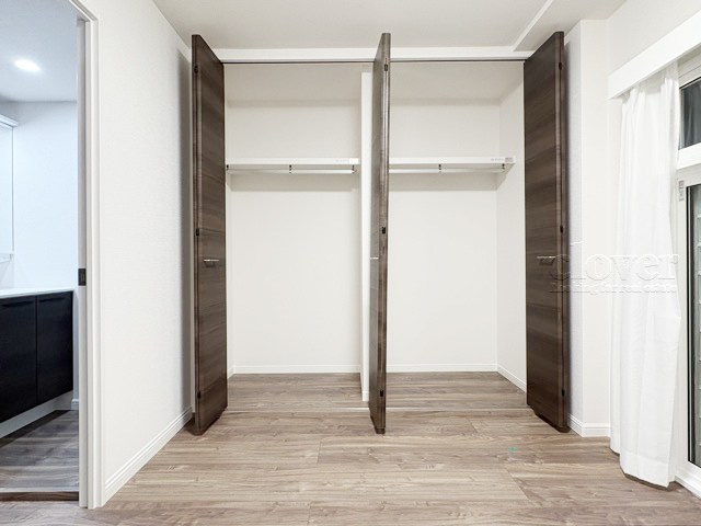 【収納】 | ライオンズマンション碑文谷 | クローゼットの画像です。大きく左右に開いた扉の開放のしやすさと、奥行きを含めた収納部分のサイズ感をぜひ現地にてご確認ください。～即日のご見学可能～　お問合せはお気軽にどうぞ。
