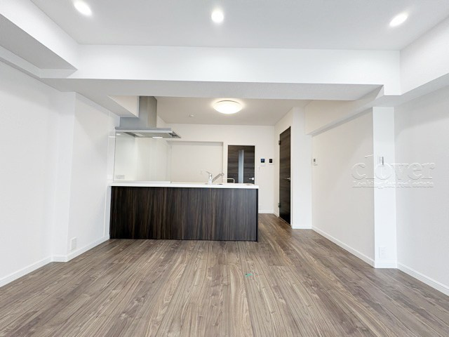 【居間・リビング】 | ライオンズマンション碑文谷 | くつろぎの空間であるLDKを、バルコニー側から写しました。明るく、そして奥行きのある様子をご確認ください。～即日のご見学可能～　お問合せはお気軽にどうぞ。
