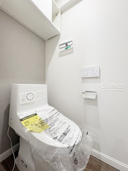 【トイレ】 | ライオンズマンション碑文谷 | 上部に収納を備えたトイレです。自宅の中でも最もプライベートな空間だからこそ、ほしい「落ち着き」がここにあります。～即日のご見学可能～　お問合せはお気軽にどうぞ。
