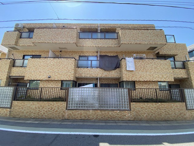 【外観】 | ライオンズマンション碑文谷 | 手入れの行き届いた外壁やエントランスなど、「見ればわかる」レベルで清潔感を保ったマンションです。築年数を感じさせない姿で皆様をお出迎えします。～即日のご見学可能～　お問合せはお気軽にどうぞ。
