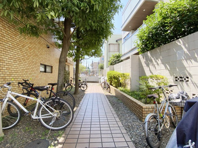 【駐輪場】 | ライオンズマンション碑文谷 | 自転車置き場。マンションの共用部にあたります。空きの有無や駐輪料金、各戸の台数制限などについては、改めてお問い合わせください。～即日のご見学可能～　お問合せはお気軽にどうぞ。
