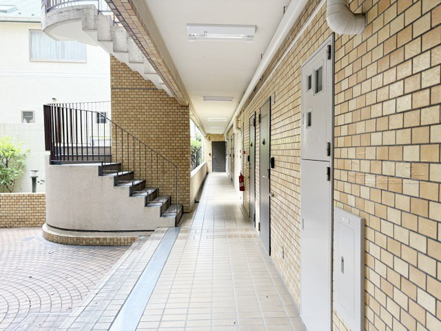 【その他共用部分】 | ライオンズマンション碑文谷 | 共用廊下です。ここもきれいに清掃されています。周囲のお部屋の様子も、ぜひ伺ってみてください。～即日のご見学可能～　お問合せはお気軽にどうぞ。
