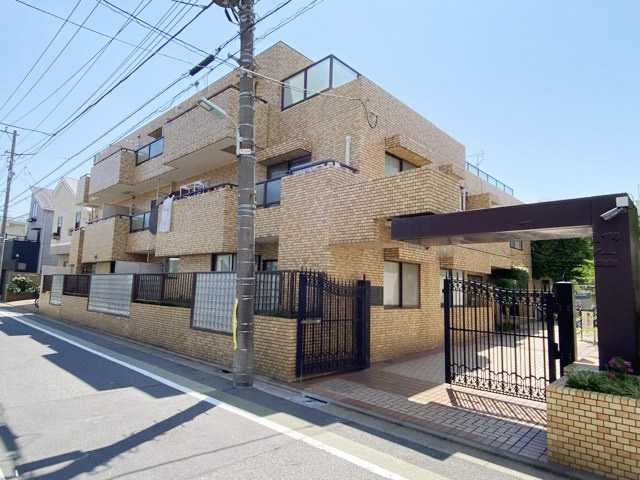 【外観】 | ライオンズマンション碑文谷 | 青空によく映える建物です。手入れの行き届いた外壁やマンション正面エントランスなど、綺麗な姿をぜひ一度、現地にてご覧ください。～即日のご見学可能～　お問合せはお気軽にどうぞ。
