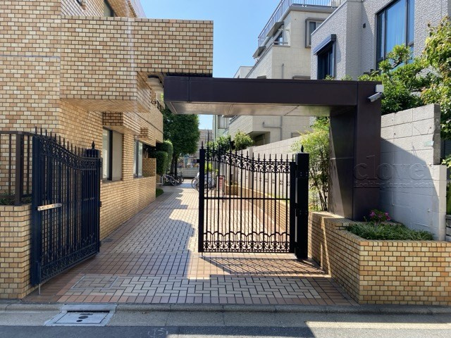 【エントランス】 | ライオンズマンション碑文谷 | マンションの正面エントランス。出入りする人間を癒してくれるマンション入り口であり、その建物の「顔」でもあります。～即日のご見学可能～　お問合せはお気軽にどうぞ。
