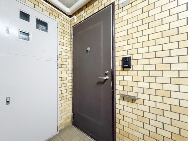 【その他共用部分】 | ライオンズマンション碑文谷 | 皆様をお迎えする、お部屋の玄関ドア。開けやすさや開放角度、ドアノブの操作しやすさや鍵の形状などを、現地で一度ご確認ください。～即日のご見学可能～　お問合せはお気軽にどうぞ。
