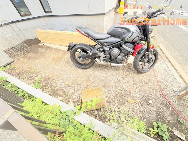 【サンスターホーム】羽村市小作台5丁目　駅前新築戸建2号棟の駐車場