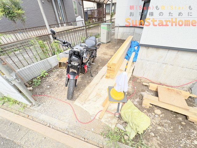 【サンスターホーム】羽村市小作台5丁目　駅前新築戸建2号棟の駐車場