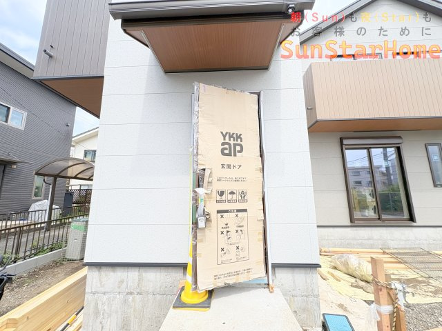 【サンスターホーム】羽村市小作台5丁目　駅前新築戸建2号棟の玄関