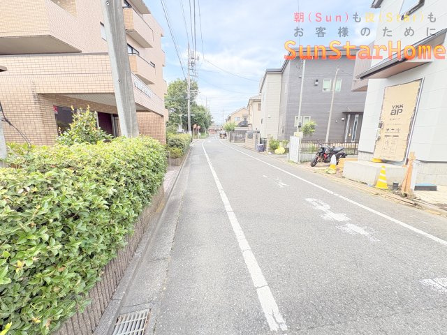 【サンスターホーム】羽村市小作台5丁目　駅前新築戸建2号棟の前面道路含む現地写真
