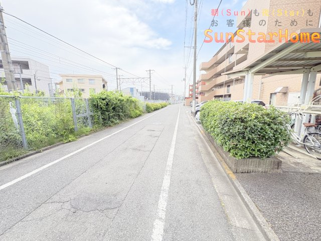 【サンスターホーム】羽村市小作台5丁目　駅前新築戸建2号棟の前面道路含む現地写真