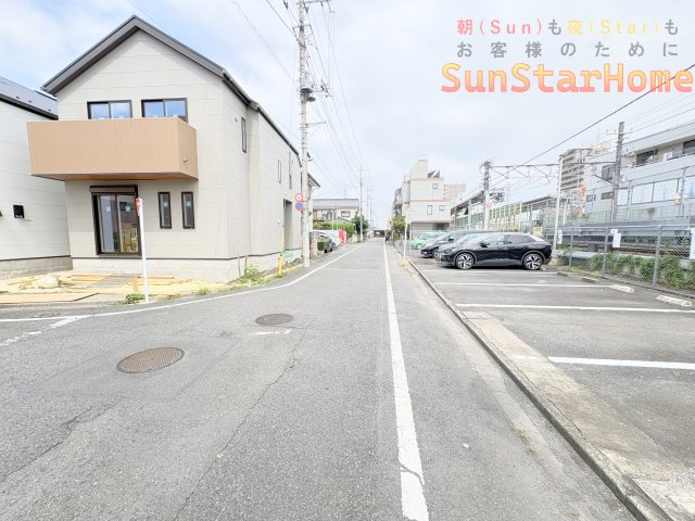 【サンスターホーム】羽村市小作台5丁目　駅前新築戸建2号棟の前面道路含む現地写真