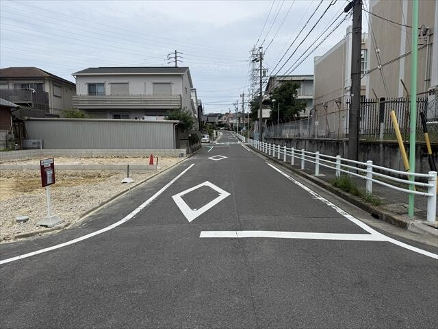 名古屋市緑区神の倉２丁目の新築一戸建の前面道路含む現地写真
