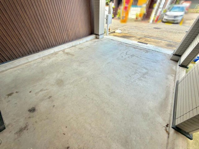 【駐車場】 | 清水丘１丁目　中古一戸建 | 前面道路約６ｍ！運転が苦手な方も安心ですね！