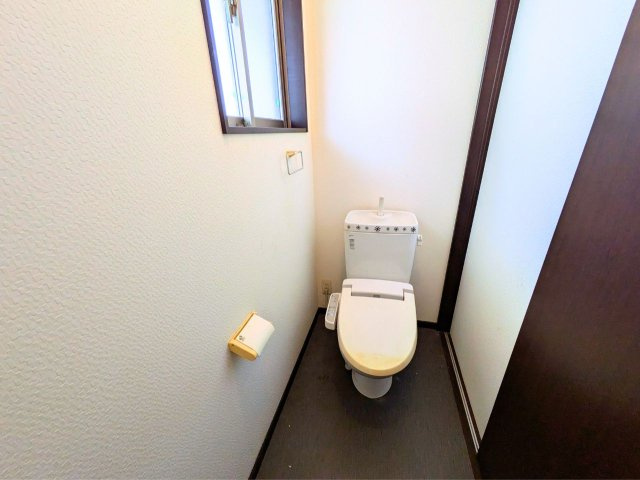 北条辻戸建てのトイレ|ゆったりとした空間のトイレです