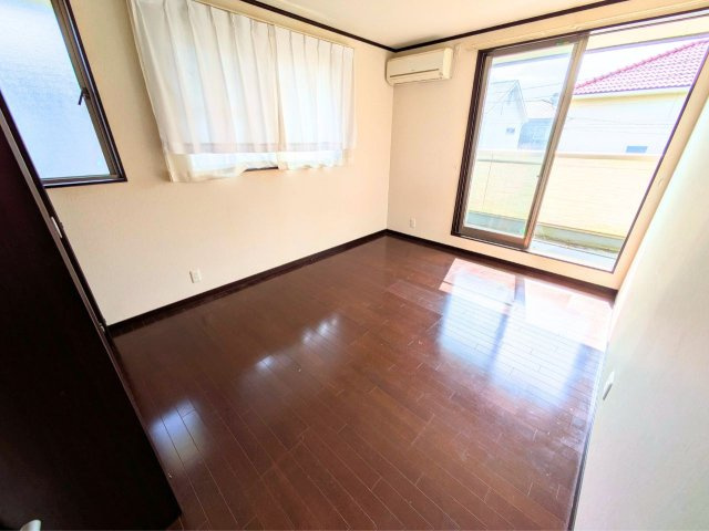 北条辻戸建ての洋室|明るい洋室です