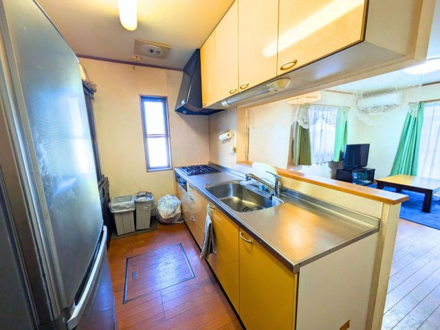 別府町戸建てのキッチン|コンパクトなキッチンで掃除もラクラク