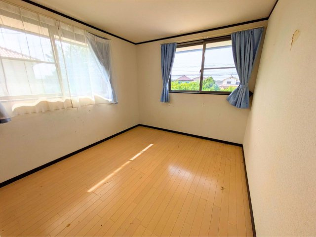 北条辻戸建ての洋室|落ち着いた色調の洋室です