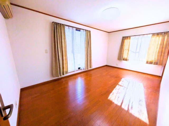 別府町戸建ての洋室|広々とした洋室です