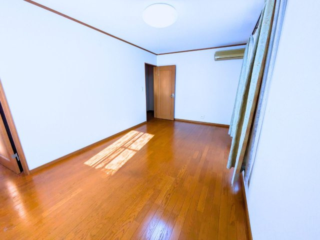 別府町戸建ての洋室|使い勝手のいい洋室です