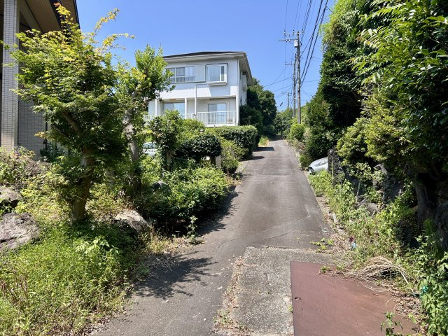 伊東市　五毛平別荘地の前面道路含む現地写真