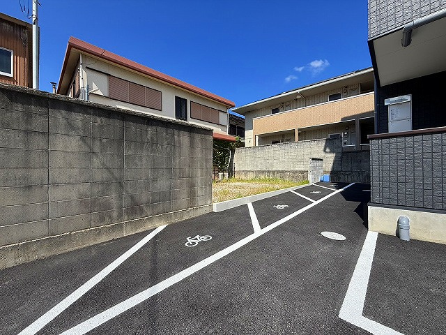 カーサ南紀寺町の駐車場|駐車場があるので、車を買う予定の方も安心です
