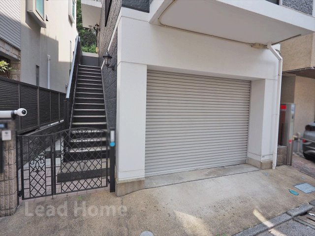 【駐車場】 | 渋谷区富ヶ谷1丁目 | 防犯性に優れたシャッター付きビルトインガレージ！大切なお車や自転車を雨風からしっかり守れます♪