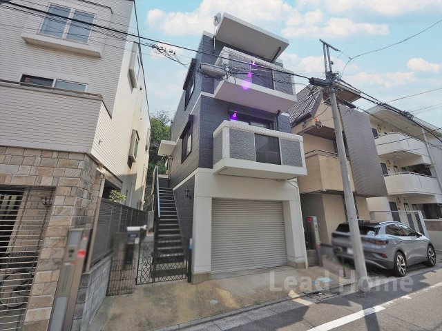【外観】 | 渋谷区富ヶ谷1丁目 | 青空に映えるスタイリッシュな3階建て！1階には大切なお車や自転車を雨から守るガレージを完備しています♪