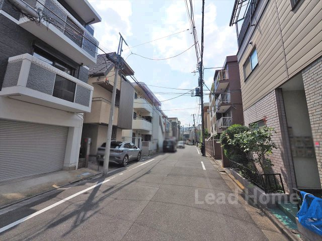 【前面道路含む現地写真】 | 渋谷区富ヶ谷1丁目 | 見通しが良くきれいに舗装されたフラットな前面道路！車の出し入れやお子様とのお散歩も安心安全に行えます♪