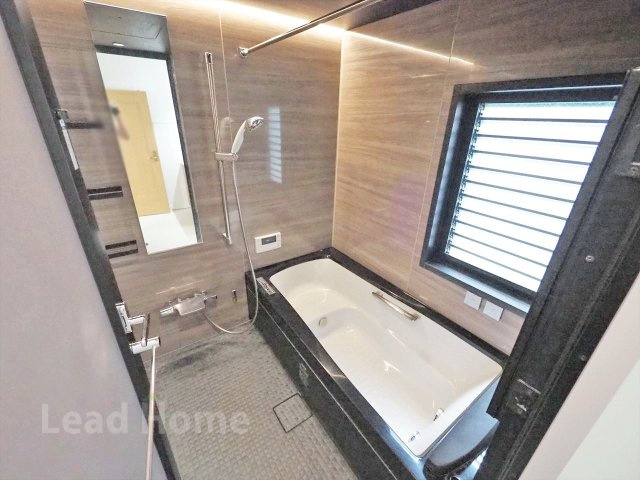【浴室】 | 渋谷区富ヶ谷1丁目 | 外の光を感じられる換気窓付きの明るいバスルーム！足を伸ばせる広々バスタブで日々の疲れを癒せます♪