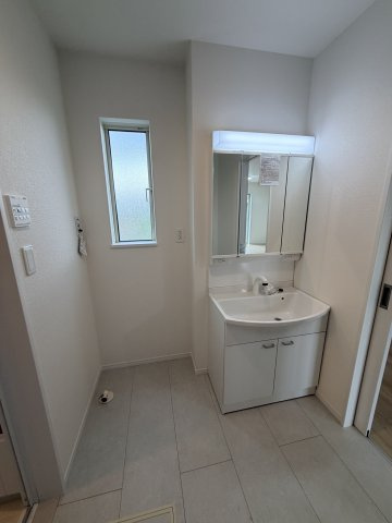 高崎市並榎町28番　【新築住宅】の独立洗面台