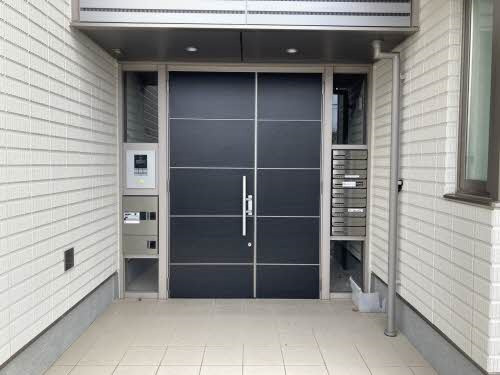 グランビュー アピアのエントランス|オートロックで安心。宅配ボックスもあるので便利