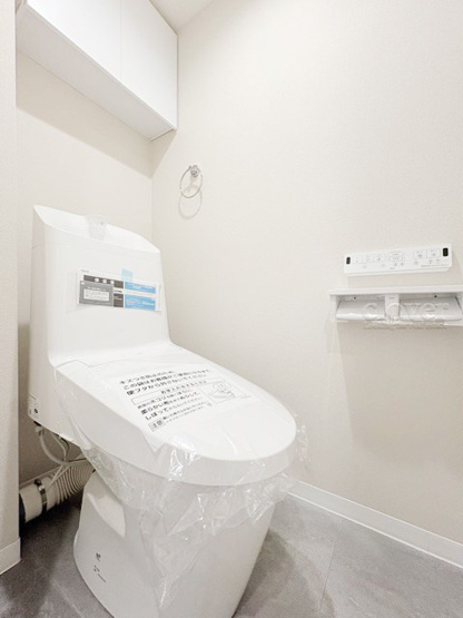 【トイレ】 | ペアパレス上池台NO.1 | 上部に収納を備えたトイレです。自宅の中でも最もプライベートな空間だからこそ、ほしい「落ち着き」がここにあります。～即日のご見学可能～　お問合せはお気軽にどうぞ。
