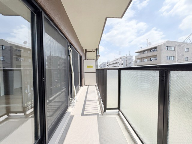 【バルコニー】 | ペアパレス上池台NO.1 | バルコニーの様子。ここからの眺めが、日々のストレスを発散してくれることでしょう。ちなみにバルコニーは専有部分ではなく「共用部分」の扱いです。～即日のご見学可能～　お問合せはお気軽にどうぞ。
