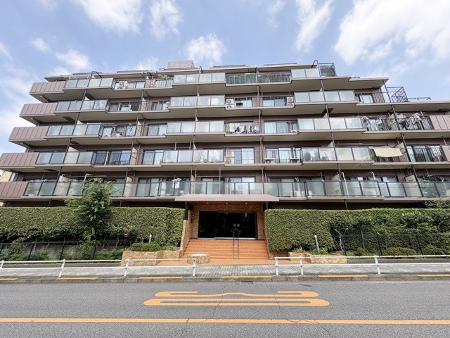 【外観】 | ペアパレス上池台NO.1 | 青空によく映える建物です。手入れの行き届いた外壁やマンション正面エントランスなど、綺麗な姿をぜひ一度、現地にてご覧ください。～即日のご見学可能～　お問合せはお気軽にどうぞ。

