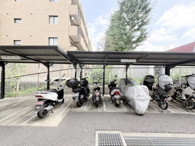 【駐車場】 | ペアパレス上池台NO.1 | バイク置き場。空き区画の有無や駐輪料金、サイズおよび排気量規定などについては、改めてお問い合わせください。～即日のご見学可能～　お問合せはお気軽にどうぞ。
