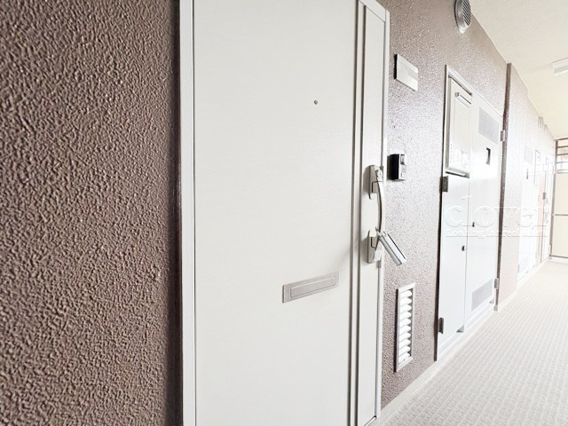 【その他共用部分】 | ペアパレス上池台NO.1 | 皆様をお迎えする、お部屋の玄関ドア。開けやすさや開放角度、ドアノブの操作しやすさや鍵の形状などを、現地で一度ご確認ください。～即日のご見学可能～　お問合せはお気軽にどうぞ。
