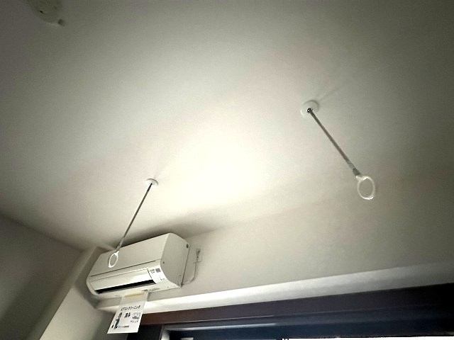 【設備】 | LOC’S/ロックス北山田 | ※参考写真※洋室7.5帖のお部屋にある室内物干しです！雨の日やお出掛け時の室内干しにとても便利☆花粉や梅雨の時期に重宝しますね♪